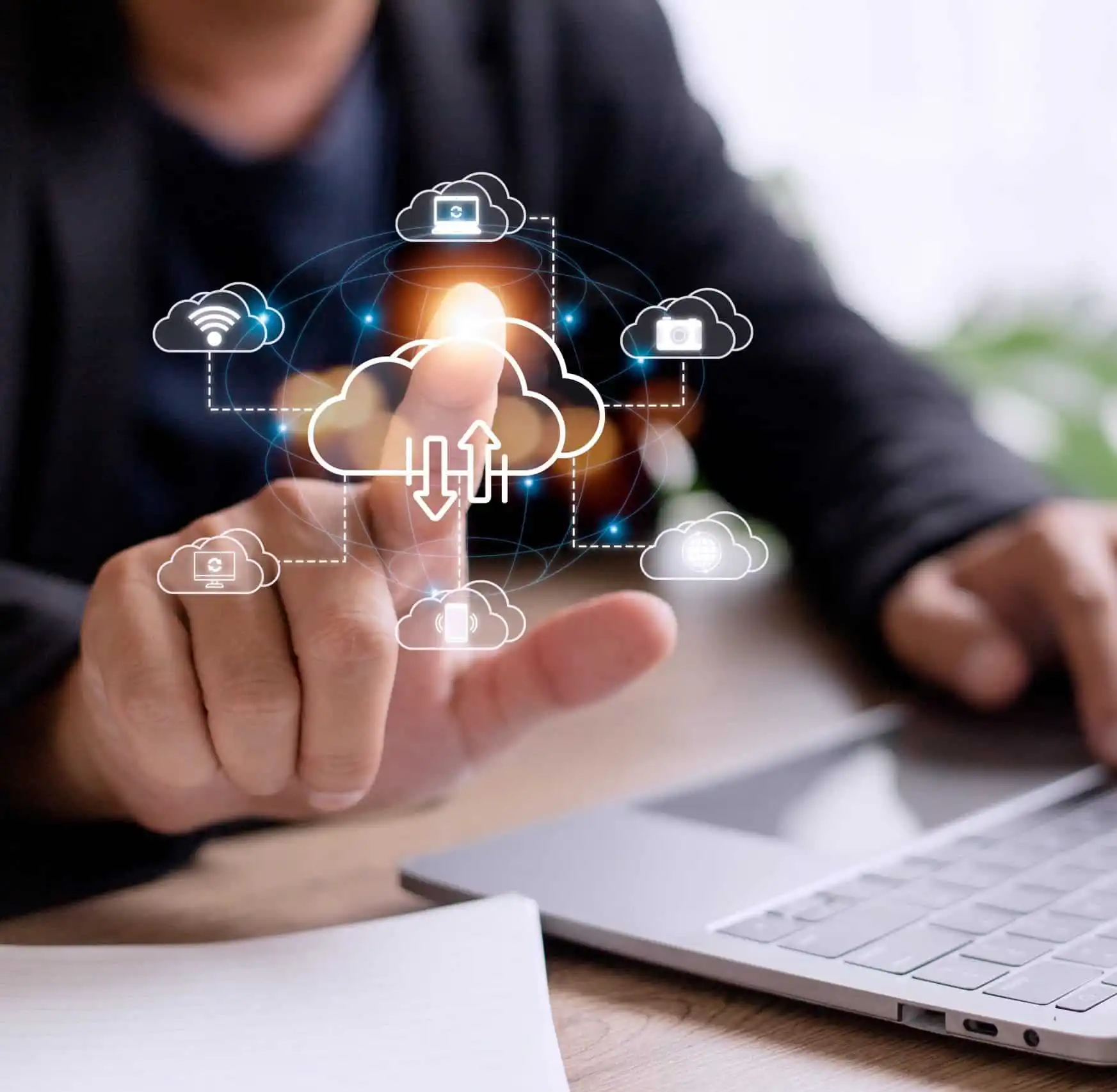 Illustration d'un homme touchant l'écran qui lui permet de réaliser une sauvegarde informatique de ses équipements