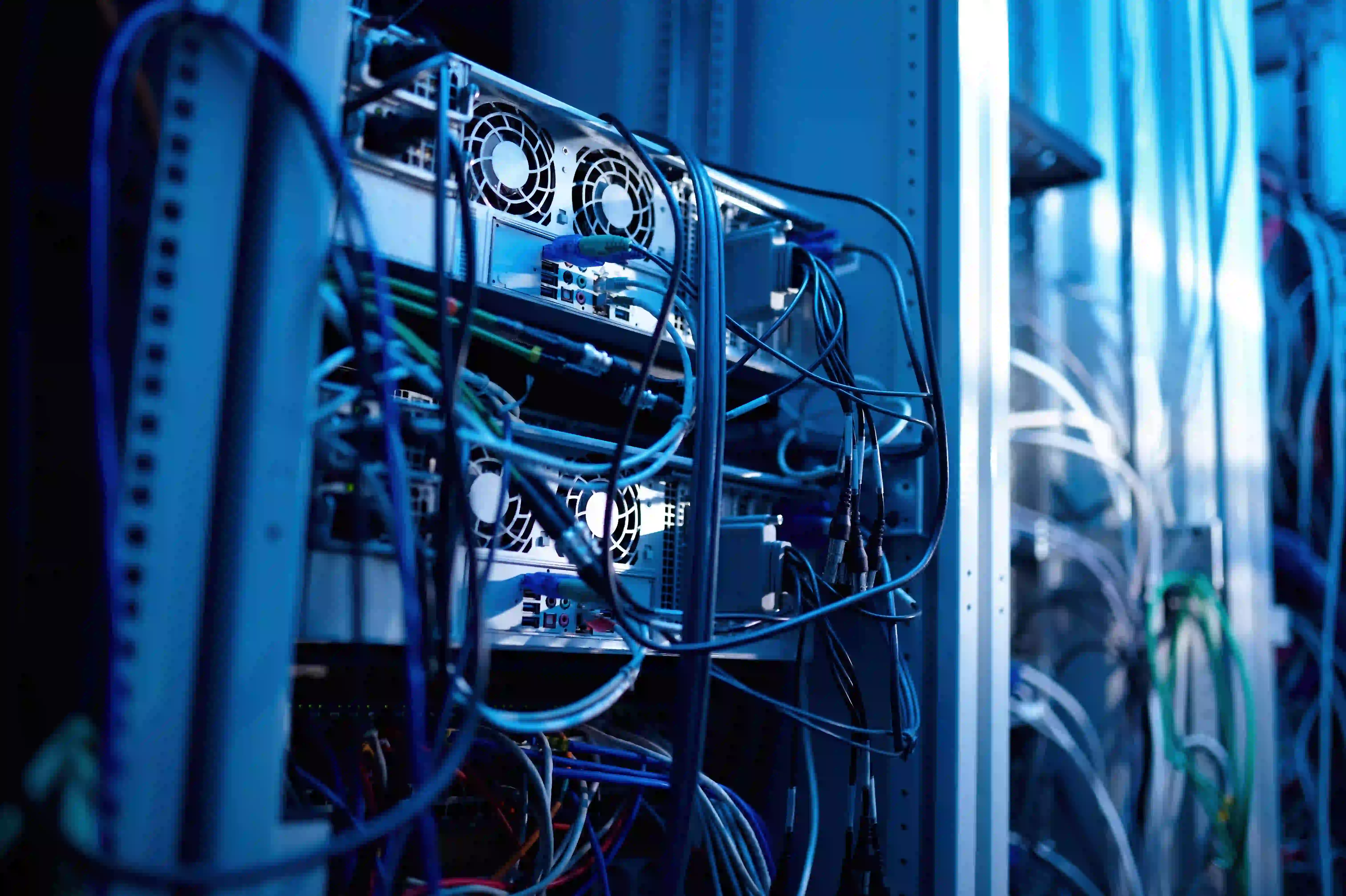 Consultant EISN configurant un routeur pare-feu pour sécuriser le réseau informatique d'une PME en Seine-Saint-Denis.
