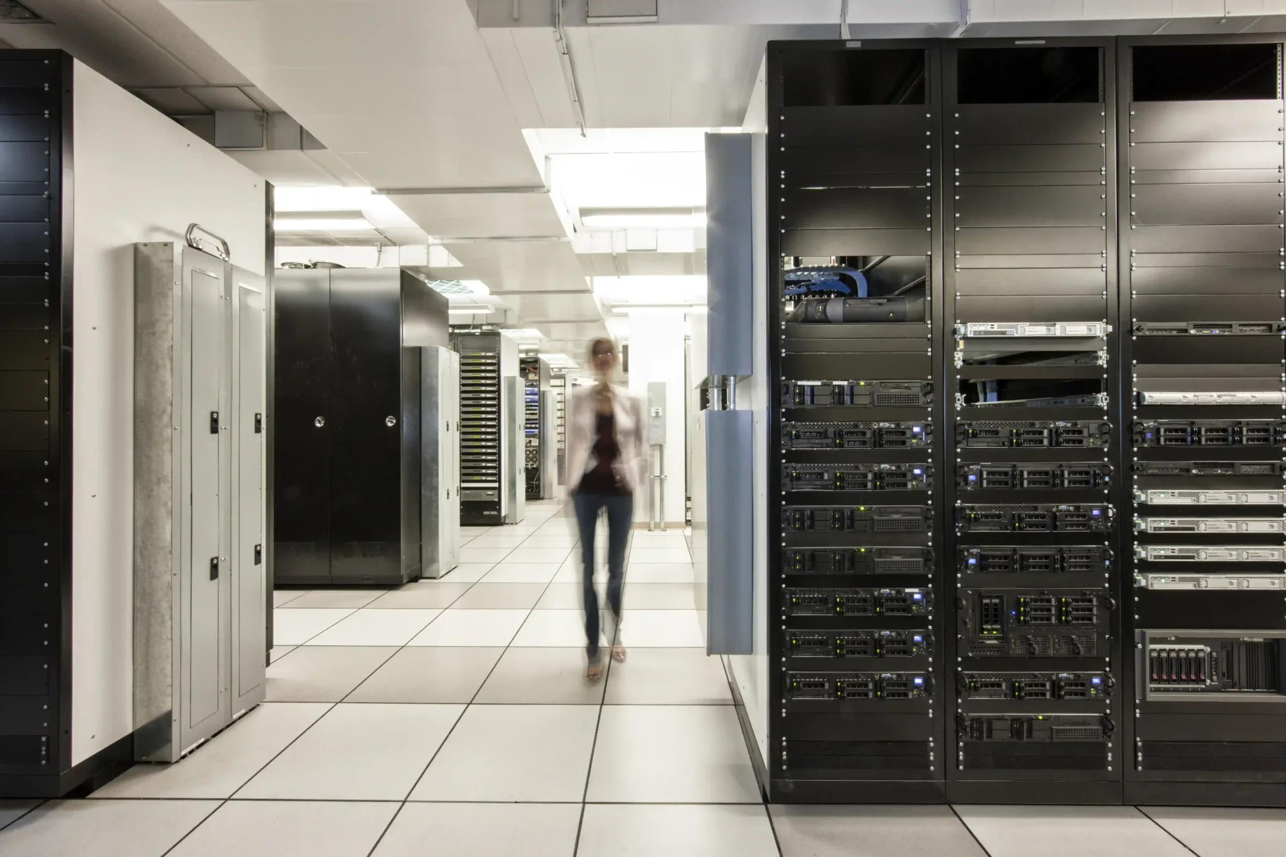 Technicien Eisn configurant un réseau de maintenance informatique en Île-de-France pour des entreprises.