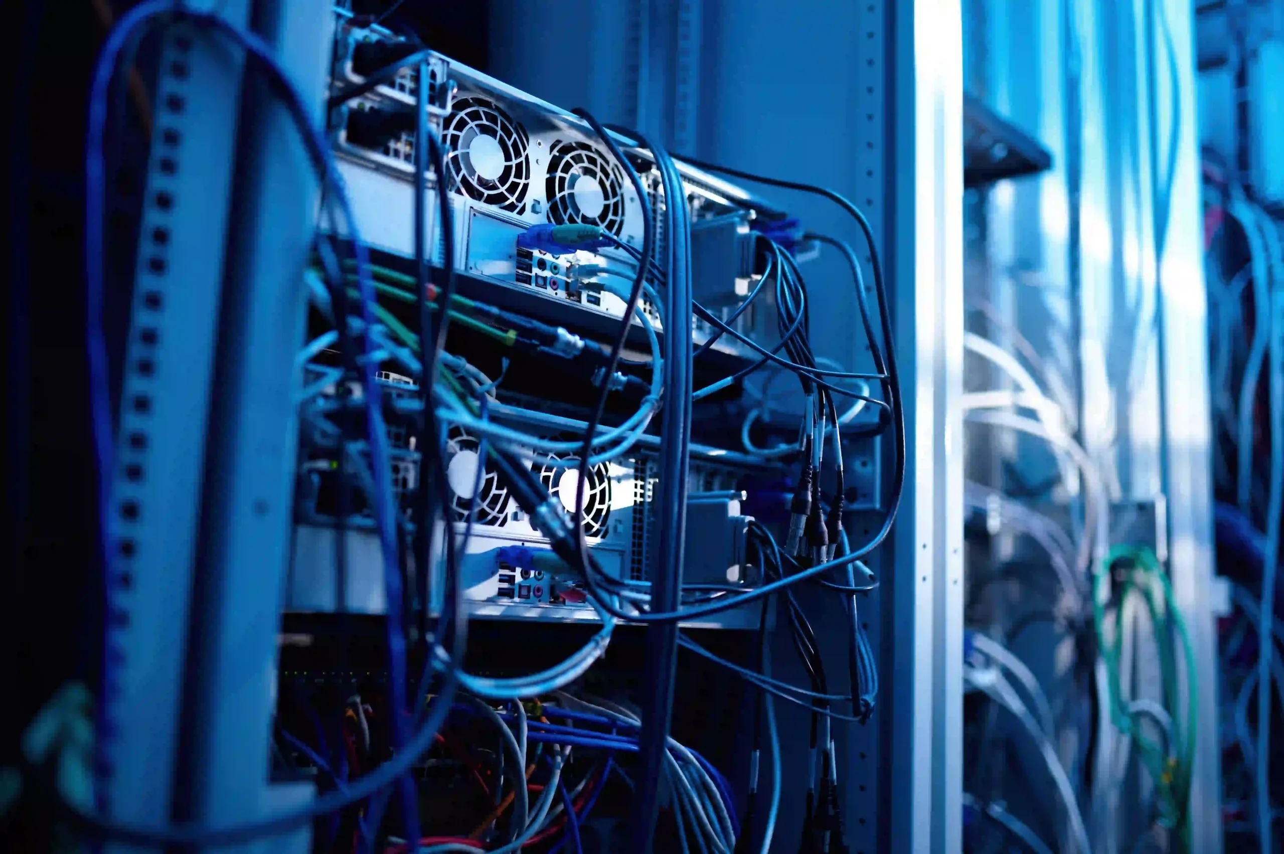 Technicien Eisn configurant un réseau informatique d'entreprise sécurisé dans le Val d'Oise.