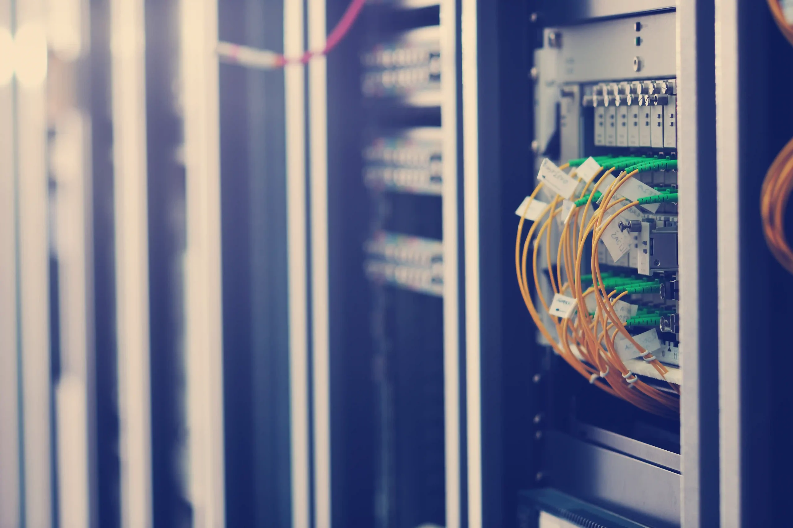 Technicien EISN supervisant la maintenance réseau et la cybersécurité d'une PME à Nanterre. Informatique à Nanterre